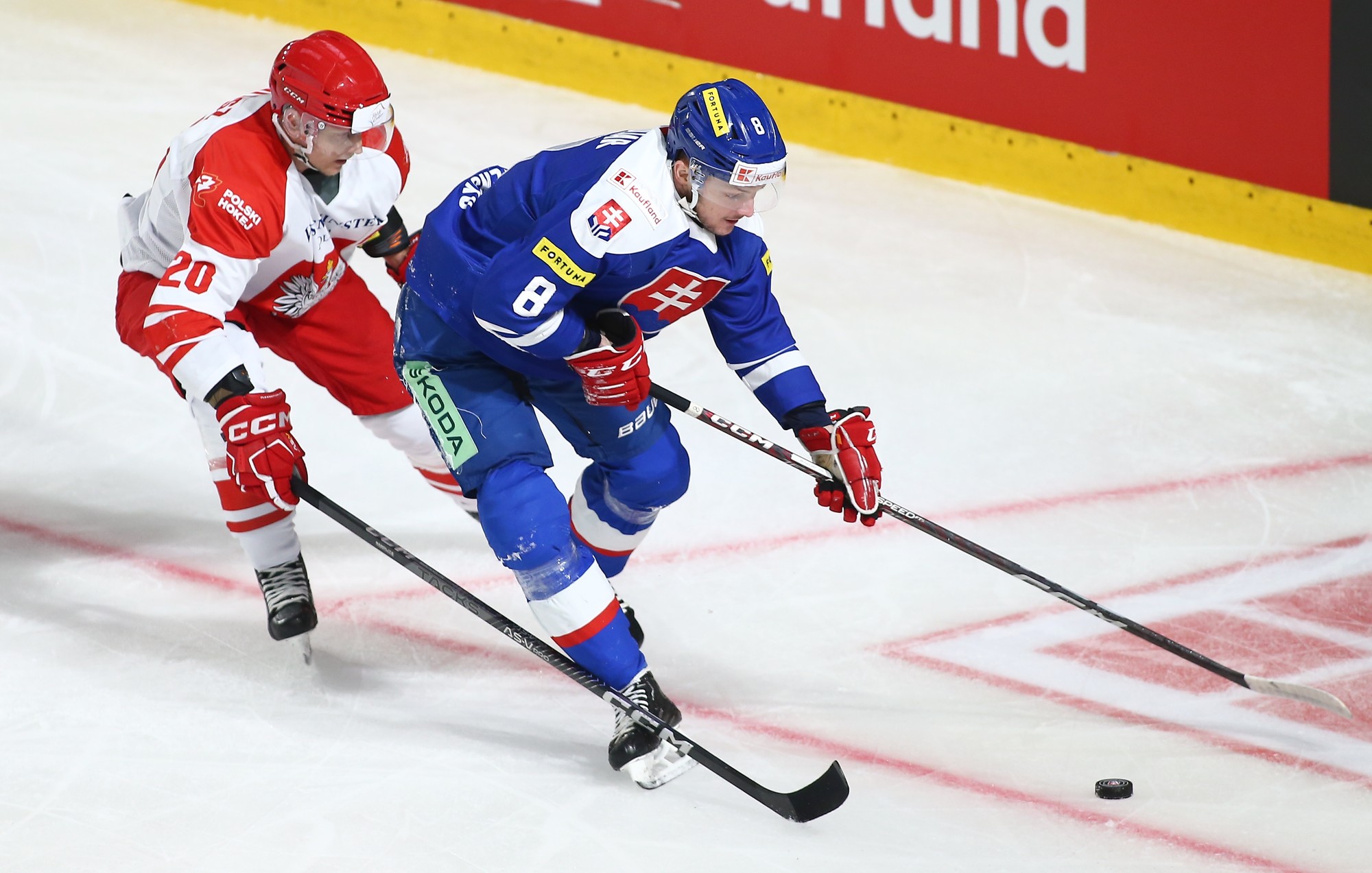 Sprava v súboji o puk Oliver Okuliar (Slovensko) a Marcin Kolusz (Poľsko).