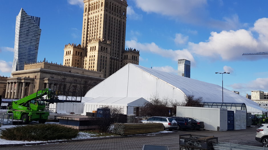 Na pl Defilad stoją już namioty, w których będzie studio i koncerty