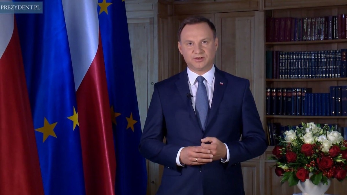 Prezydent Andrzej Duda zwrócił się do Senatu z wnioskiem o kolejne referendum, które chce zorganizować 25 października, wraz z wyborami parlamentarnymi. Referendum zarządzone przez Bronisława Komorowskiego pozostaje w mocy – oświadczył, w trakcie wygłoszonego dzisiaj orędzia, prezydent Polski.