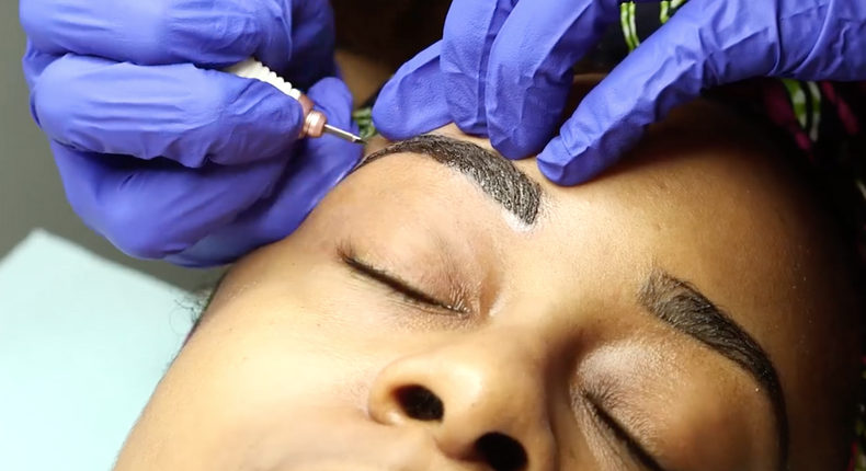 Microblading eyebrows