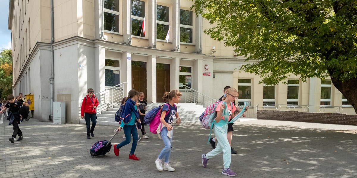 Uczniowie przed jedną z poznańskich szkół.