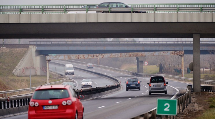 Az M7-esen osztott ki a rendőrség összesen 7 millió forintnyi bírságot a leállósávon közlekedőknek. /Fotó:MTI/Beliczay László