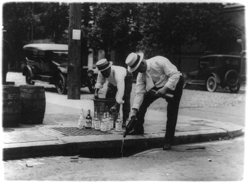 Wylewane whisky do ścieków (1921, domena publiczna)