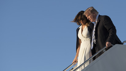 Donald Trumpot ismét kellemetlen helyzetbe hozta felesége – videó