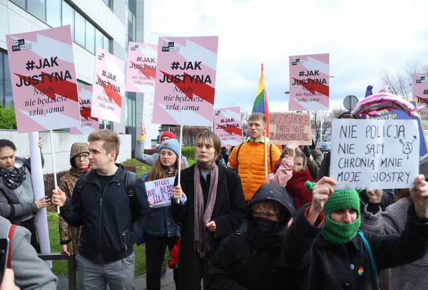 Przed budynkiem sądu zebrała się grupa wspierająca oskarżoną aktywistkę