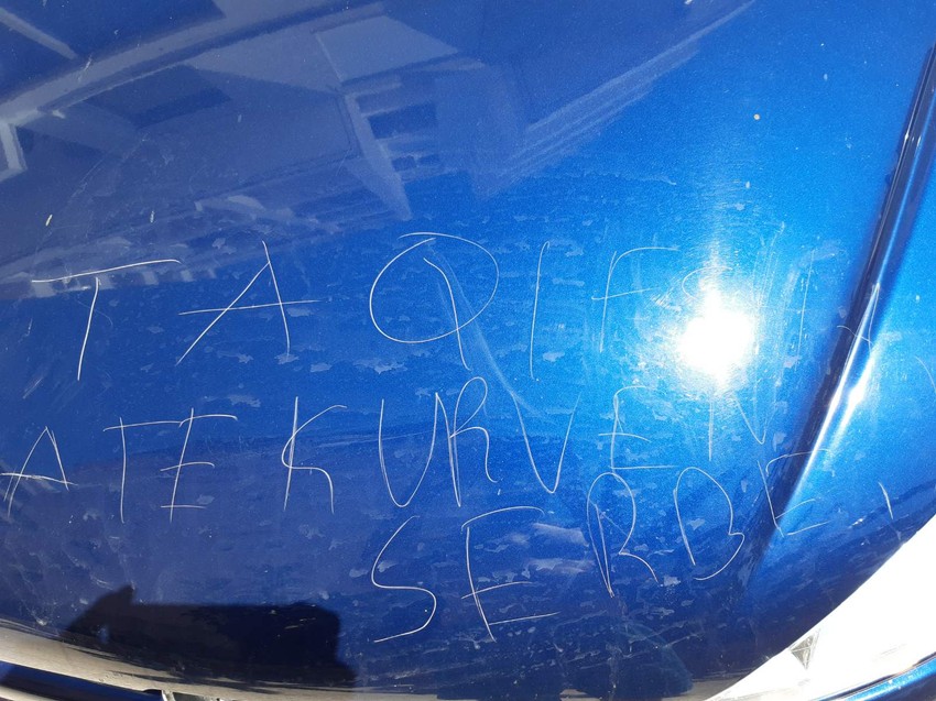 Porodici iz Srbije u Albaniji izgrebali auto