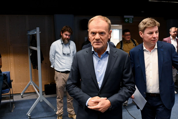 Przewodniczący Platformy Obywatelskiej Donald Tusk oraz rzecznik prasowy PO Jan Grabiec