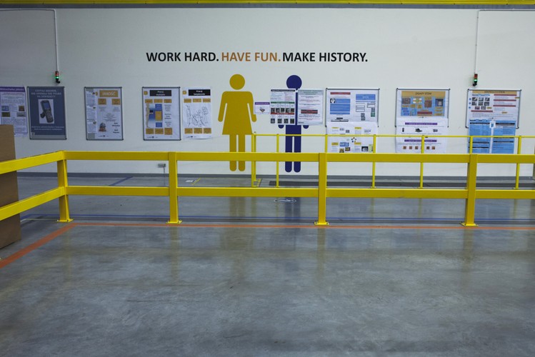 'Ciężka praca i marna płaca' – taka opinia krążyła wśród kandydatów na pracowników, gdy Amazon startował w Polsce. Czy po kilku miesiącach działania na polskim rynku opinia o amerykańskim gigancie uległa zmianie? Oto krótka historia Amazona w Polsce. <br>Zobacz,  <a href='http://forsal.pl/galerie/878445,zdjecie,1,pol-roku-amazona-w-polsce-wielkie-inwestycje-nowe-miejsca-pracy-i-fala-krytyki-zdjecia.html' style='color: blue'>  Pół roku Amazona w Polsce. Wielkie inwestycje, nowe miejsca pracy i fala krytyki </a>