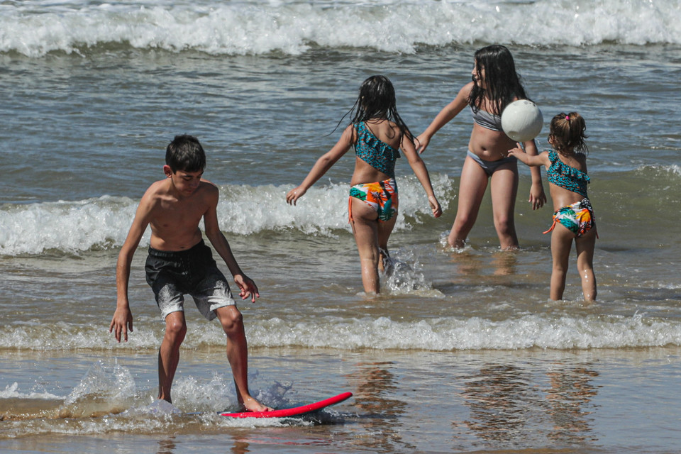 Pomimo restrykcji na portugalskich plażach były tysiące turystów
