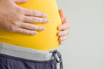 Hasnyálmirigy-elégtelenség miatti emésztési zavar esetén a szervezetben fellépő enzimhiány okozza a tüneteket, de előfordulnak olyan egyéb szerveket, szervrendszereket érintő kórképek is, amiket szintén kísérhet haspuffadás.