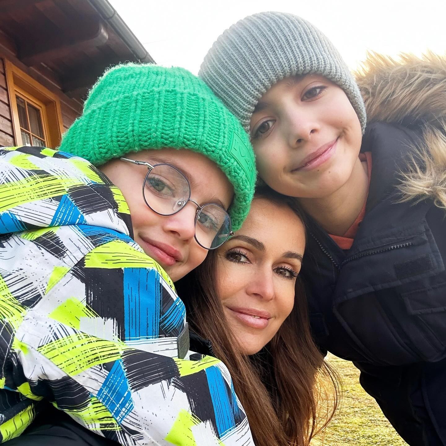 Lenka Šóošová so synmi.