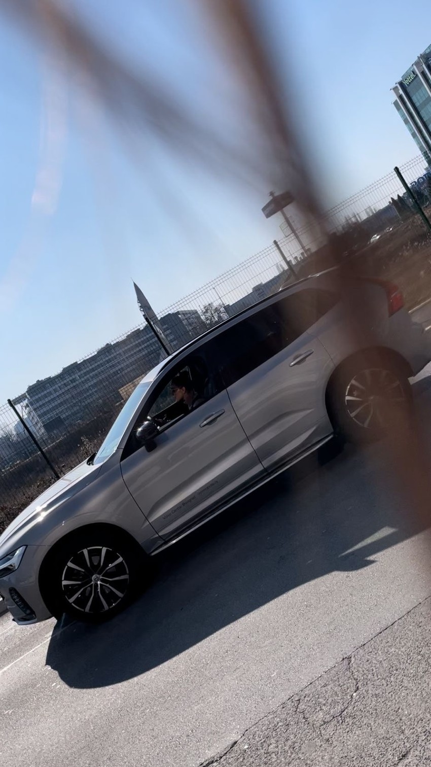 Jelena Đokovi u autmobilu