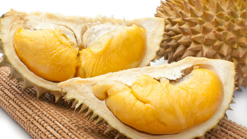 Durian znany jest także jako rościan lub "król owoców". Rośnie głównie w południowo-wschodniej Azji. Jego nazwa wywodzi się od malajskiego słowa "duri", które oznacza "kolce". Wyróżnia się aż 20 gatunków tej rośliny. Jednak najbardziej popularny jest durian właściwy. Jego owoce dojrzewają na drzewach w okresie wakacyjnym - od czerwca do sierpnia i później od listopada do stycznia.