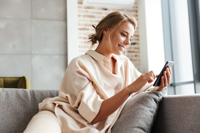 Irritábilis bél szindróma: ebben az esetben telefonos megoldás is van rá!
