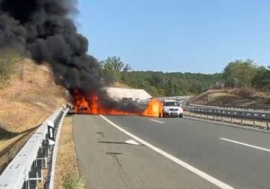 Izgoreo automobil na auto-putu kod Ljiga