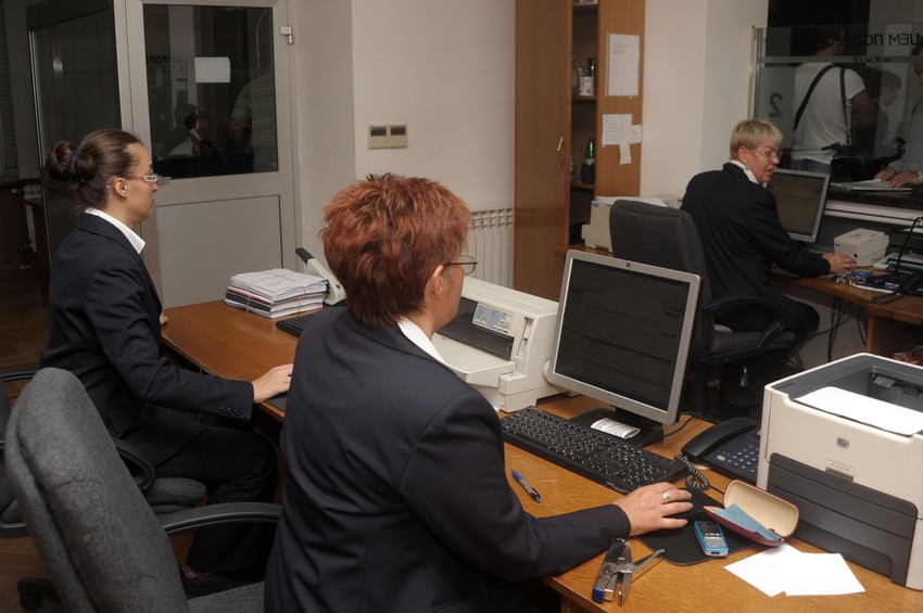 Službenici moraju da se pridržavaju novih pravila kako bi stalno bili na usluzi građanima. 