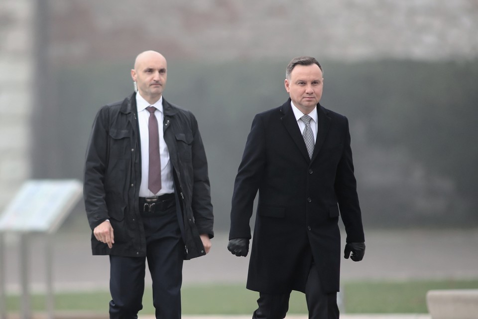 Prezydent Andrzej Duda w drodze do krypty pod Wieżą Srebrnych Dzwonów na Wawelu