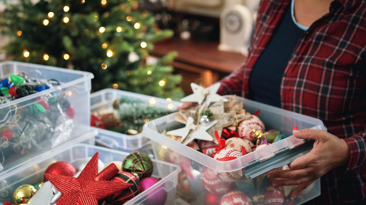 Sviečky sa sfúknu, posledné zvyšky večere dojedia a stromček sa pomaly odzdobí.