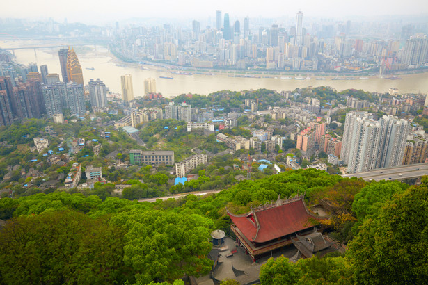 Wieżowce i rzeka Jangcy w Chongqing, Chiny.