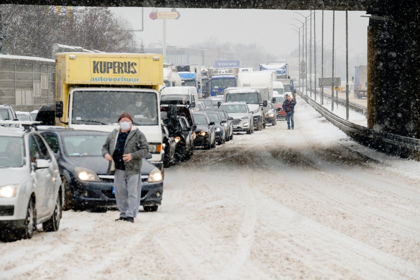 Pogodowy armagedon w całej Polsce! Zima znów zaskoczyła drogowców...