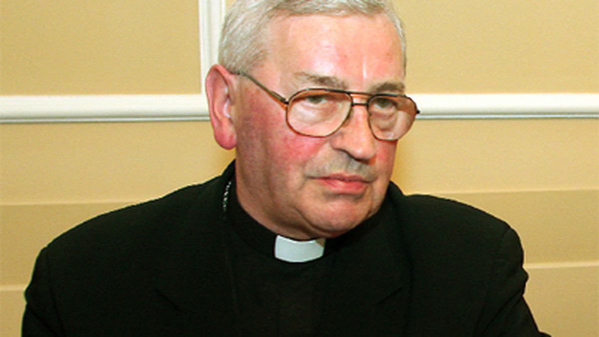 "Rzeczpospolita": Biskup Tadeusz Pieronek uważa, że w sporze o krzyż przed Pałacem Prezydenckim episkopat jest upolityczniony. W wywiadzie dla gazety hierarcha mówi o biskupach, że "większość jest zadymiona PiS-em".