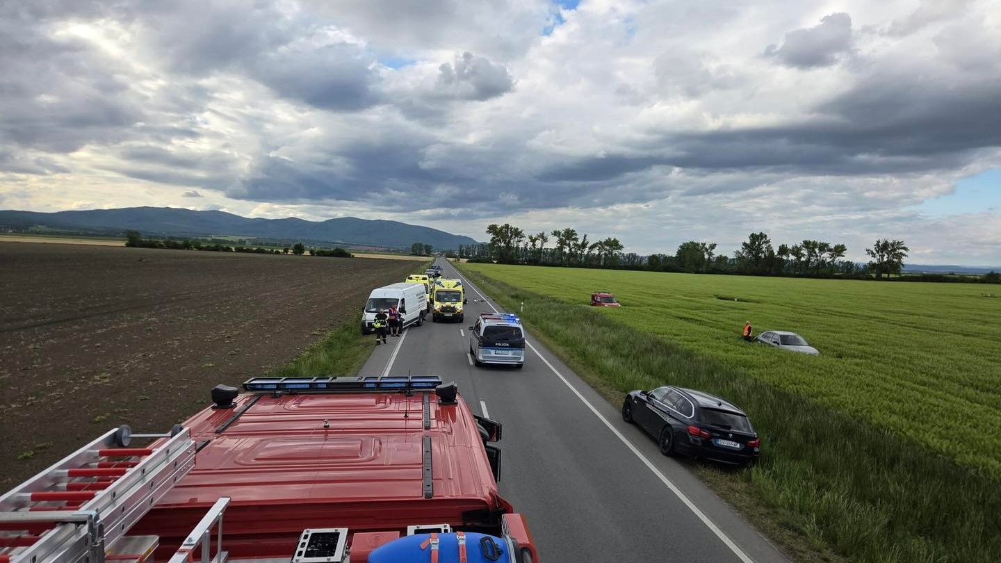 Hromadná nehoda pri Sečovciach si vyžiadala zranených.