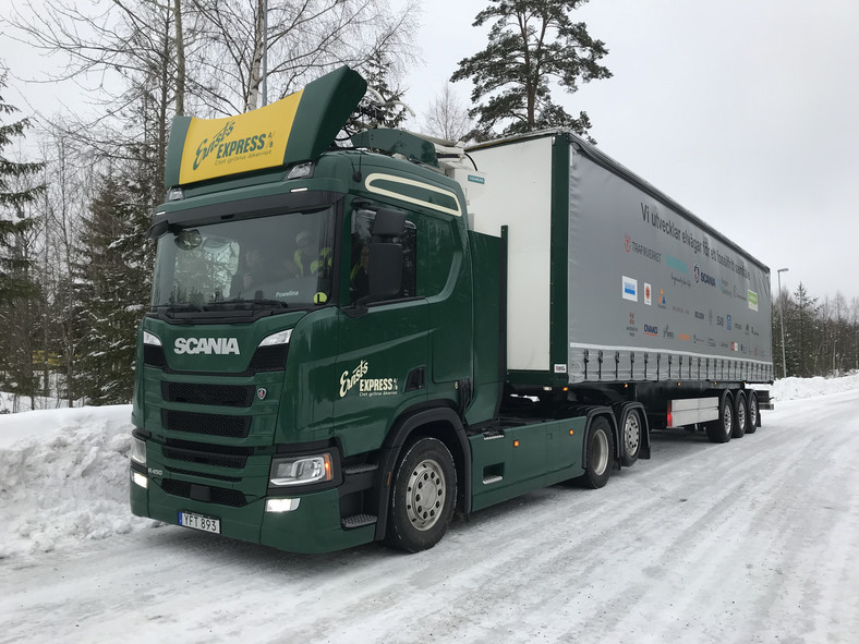 Hybrydowa Scania R450 na drodze E16 w Szwecji