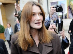 Ani śladu dawnej urody. Carla Bruni się sypie...