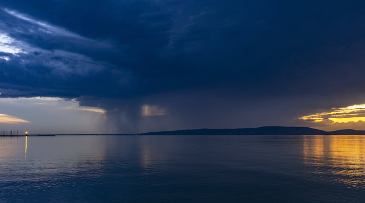 Összegyűlt a pénz a Balatonba fulladt fiú temetésére/ Fotó: MTI/ Varga György 