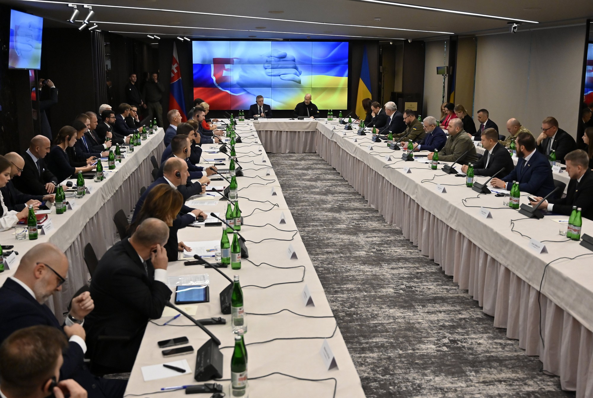 Robert Fico a predseda vlády Ukrajiny Denys Šmyhaľ sa rozprávajú pred spoločným rokovaním slovenskej a ukrajinskej vlády pri ukrajinskom meste Užhorod.
