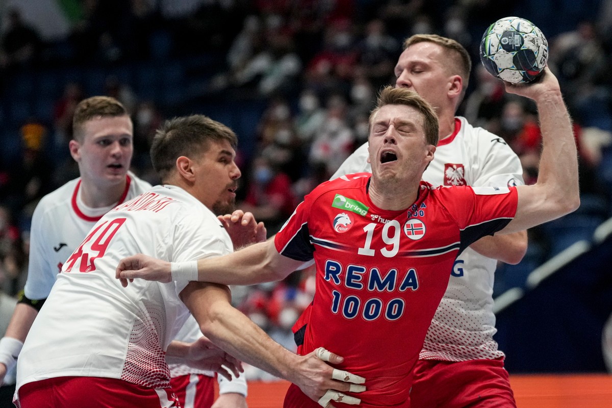 Kristian Bjornsen (C) w starciu z Piotrem Chrapkowskim (L) podczas meczu Polski z Norwegią