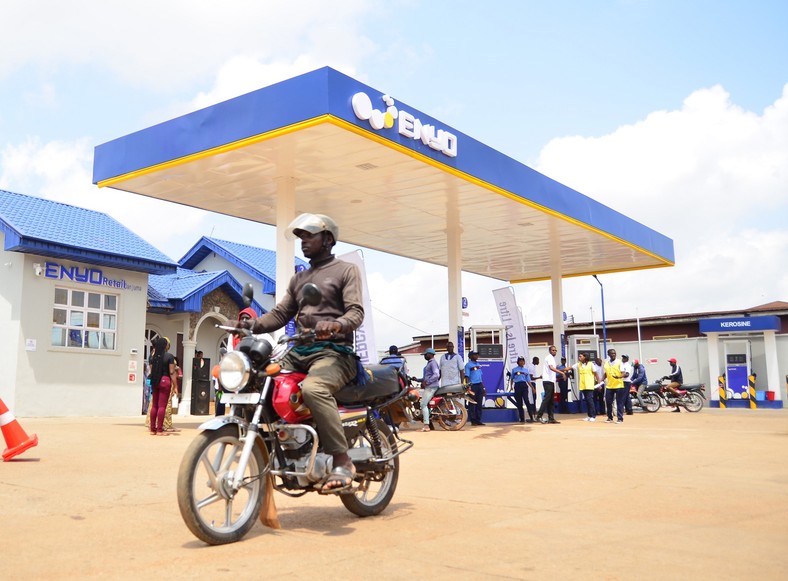 Enyo storms Akure and rewards indigenes with free fuel. (Enyo) 