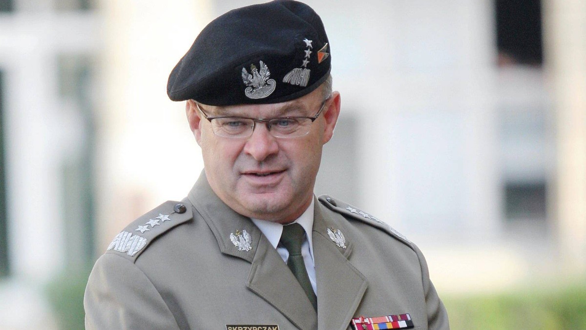 Gen. Waldemar Skrzypczak ocenił, że ostatnia fala odejść z armii może odbić się negatywnie na stanie polskiej obronności. - To, co się dzieje, osłabia naszą pozycję w NATO (...). Konsekwencją może być np. wyprowadzenie wojsk amerykańskich z Polski - mówił były dowódca wojsk lądowych w TVN24.