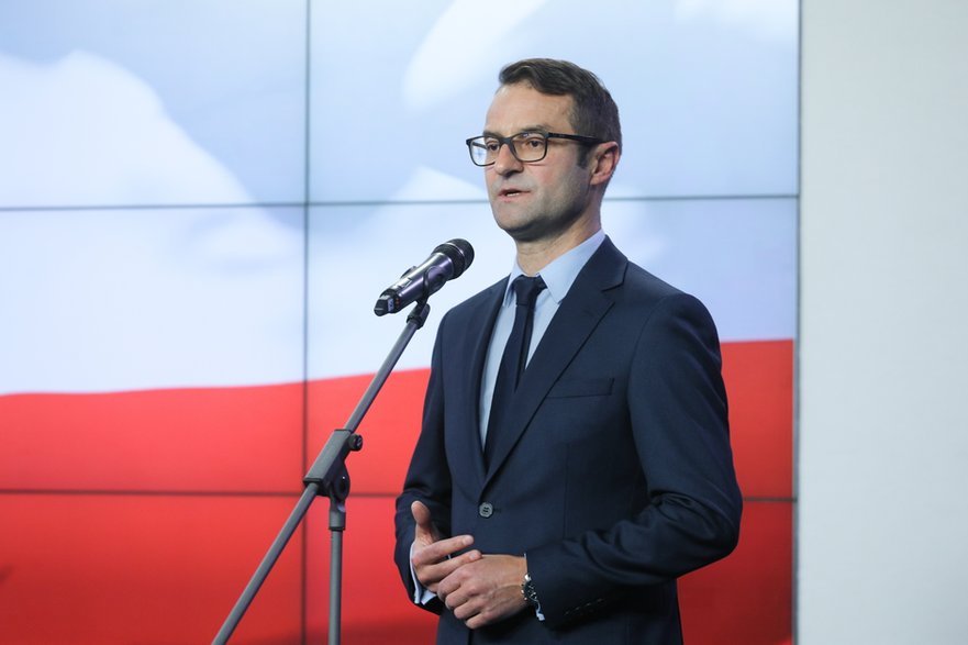 Europoseł Tomasz Poręba podczas konferencji prasowej w siedzibie Prawa i Sprawiedliwości przy ulicy Nowogrodzkiej w Warszawie