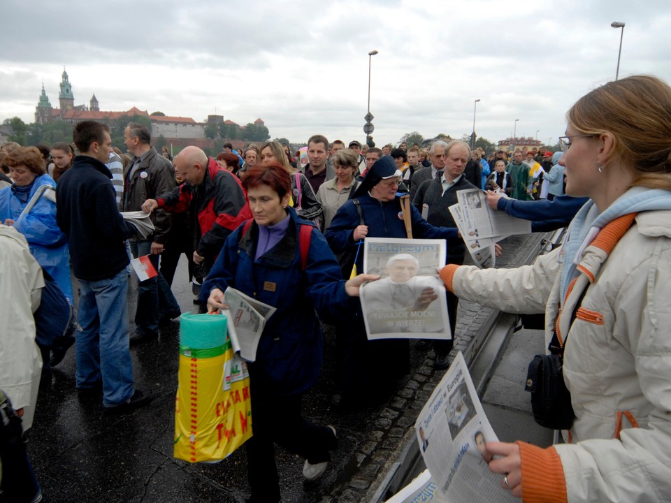 Wierni zmierzający na spotkanie z papieżem