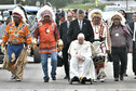 Papież w otoczeniu rdzennych Indian w Kanadzie poruszał się na wózku inwalidzkim
