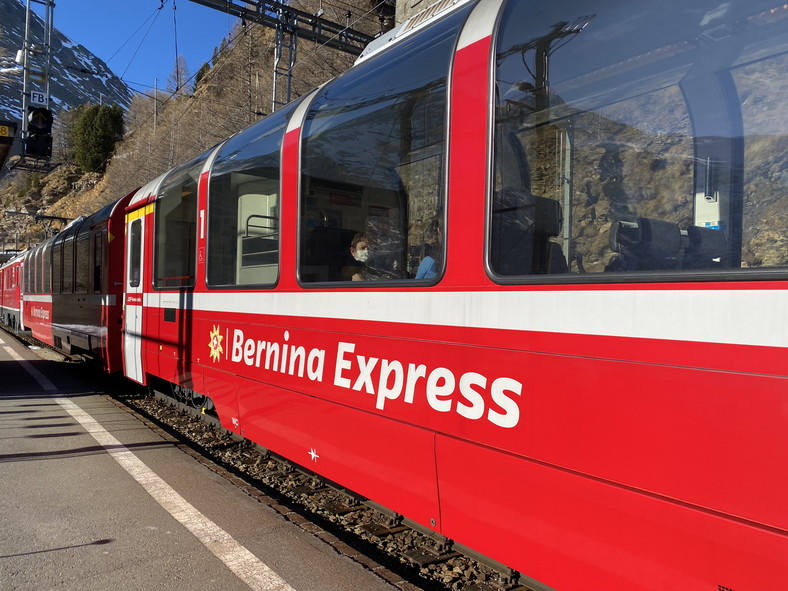 Bernina Express na stacji w Alp Grum