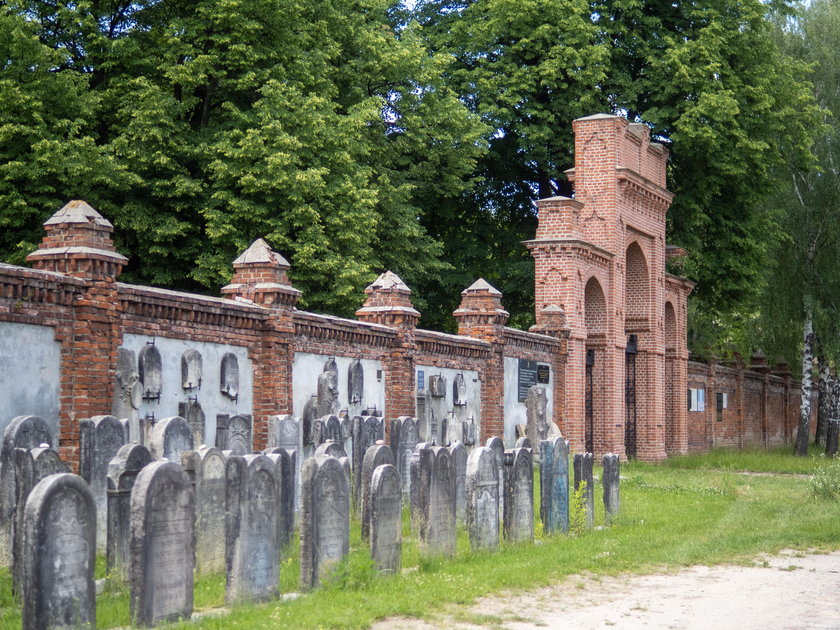 Ziemia z cmentarza w Łodzi na wystawie w Belgii