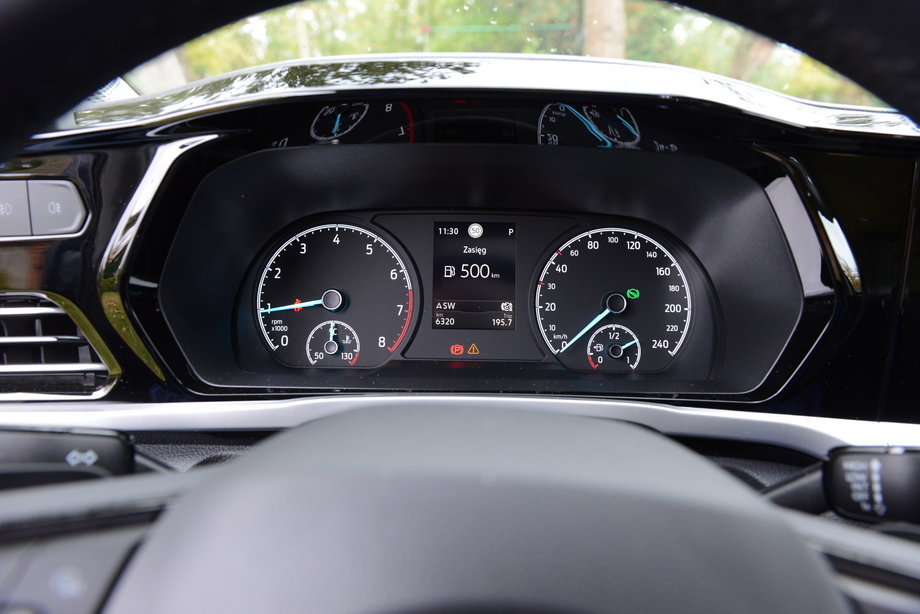 Ford Tourneo Connect 1.5 EcoBoost - wskazówka analogowego obrotomierza rzadko kiedy wędruje w czerwone rejony. To sprzyja ekonomicznej jeździe.