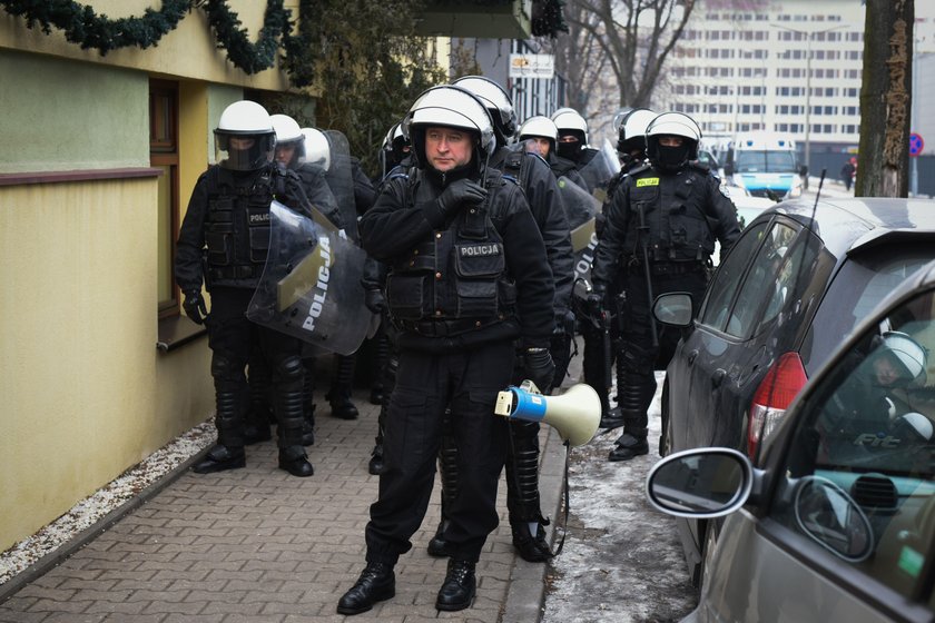 Zadyma przed KHW. Górnicy przyszli po czternastkę