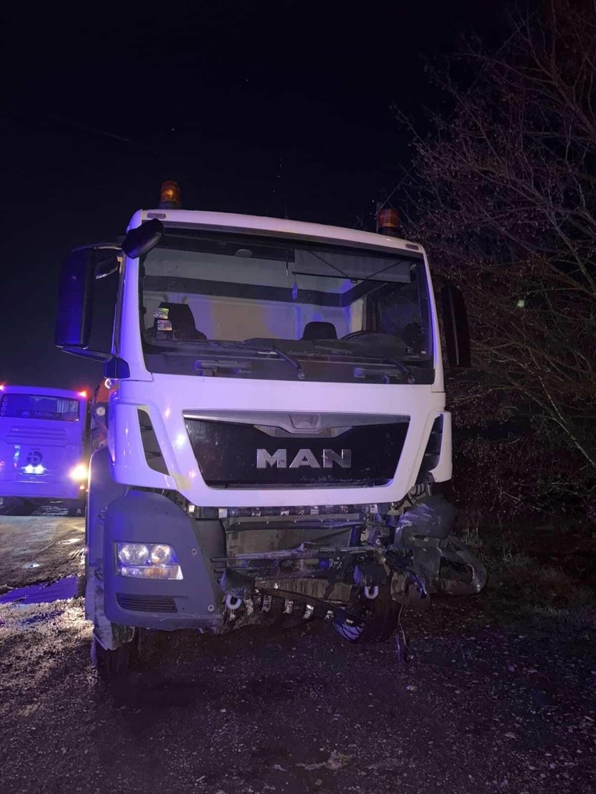 Kamion u koji se zakucao automobil