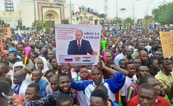 Demonstracja zwolenników junty wojskowej w stolicy Nigru. "Precz z Francją"