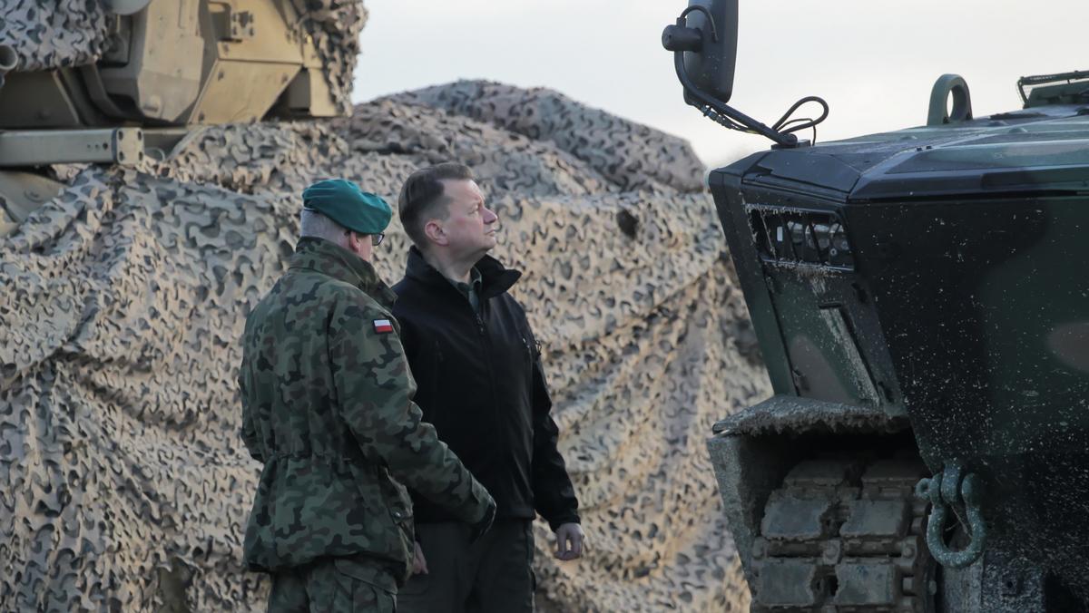 Szef MON Mariusz Błaszczak i dowódca 15. Giżyckiej Brygady Zmechanizowanej gen. bryg. Piotr Fajkowski