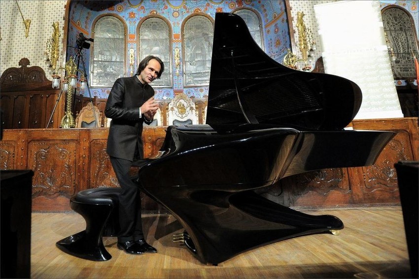 Gergelj Boganji sa jednim od najskupljih klavira na svetu
