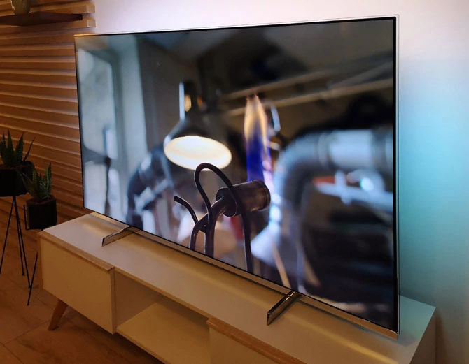 Tak prezentuje się telewizor Philips zaprojektowany z pomocą Georga Jensena… elegancki, ale czy rzeczywiście tak bardzo szokujący na tle nowoczesnej konkurencji klasy premium?