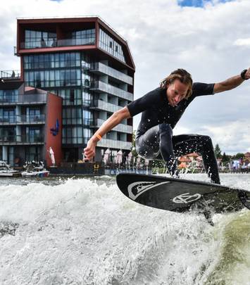 Polska marka Happy Surfer z kolekcją strojów kąpielowych Wild Roses - Noizz