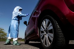 Włosi zwątpili w UE: Niemcy "duszą" Italię. SONDAŻ