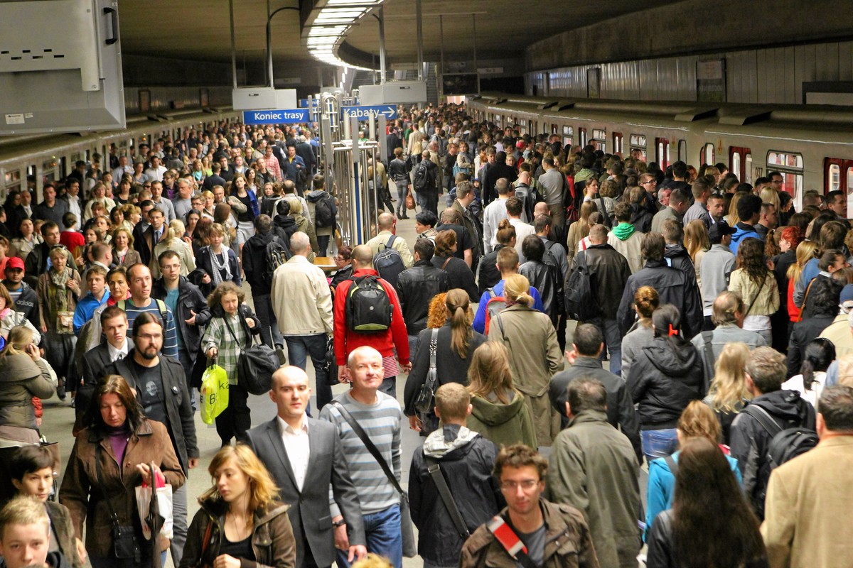 13.05.2013 Warszawa. Tłum pasażerów na stacji metra Politechnika.
