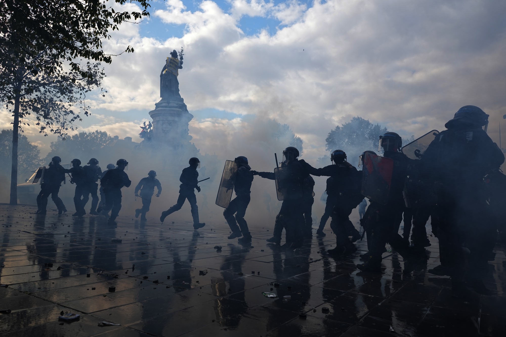 Protesty vo Francúzsku sprevádzali násilnosti a požiare. 