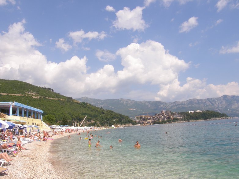 Budva słynie także z licznych i ładnych plaż